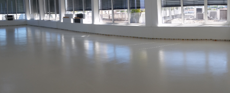 Rollbeschichtung Dünnbeschichtung weiß Epoxy Epoxidharzbeschichtung Beschichtung Designboden Designbelag München Munic Industriebeschichtung dampfdiffusionsoffen
